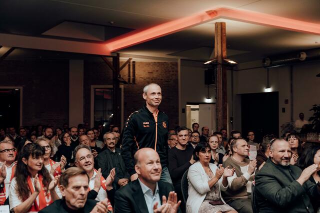 Martin Popp im Publikum während der Laudatio für seinen Verein, die Bayerische Sportjugend Günzburg im BLSV.  | Foto: Niklas Gerdes