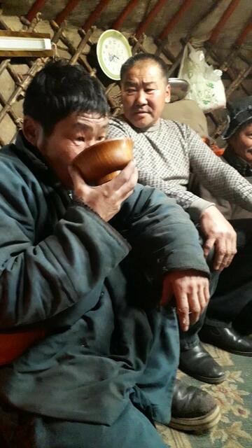 Das Familienoberhaupt genießt den ersten Schluck Wodka (früher gegorene Ziegenmilch)