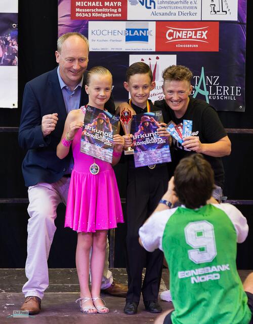 Bürgermeister Franz Feigl und Tina Schüssler gratulieren den Gewinnern | Foto: Andrea Dal Ponte