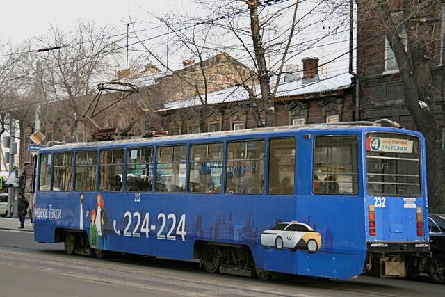 Die rumpelt durch die Stadt