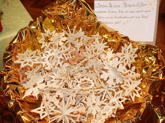 Eine große Anzahl Holzsterne zum Verkauf auf dem weltbekannten Nürnberger Christkindlmarkt für die Aktion „Sternstunden“ des bayerischen Rundfunks wurden Robert Ebner aus Kühlenthal kunstvoll hergestellt. | Foto: Peter Heider