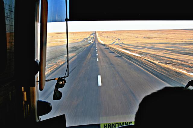 Mit dem Bus nach Mandalgov. Die Wege sind weit und ohne Ortschaften. 