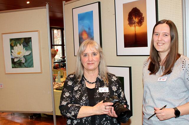 Bilder, Aquarelle sowie Fotografien von Daniela und Michaela Mildner wurden von den Ausstellungsbesuchern bewundernd bestaunt.  | Foto: Peter Heider