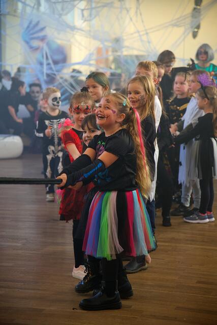 Kleine Hexen und Gespenster bei der Halloween Party in der Tanzgalerie Kuschill | Foto: Andrea Dal Ponte