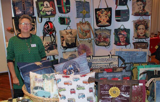 Ein großes Sortiment mit verschiedenen in Handarbeit gefertigter Taschen präsentierte Hannelore Marb den Ausstellungsbesuchern. | Foto: Peter Heider