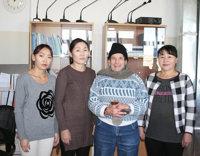 Man sah, dass ich fror. Deshalb schenkte man mir Mütze, Schal, Handschuhe und Strümpfe, alles handgestrickt.