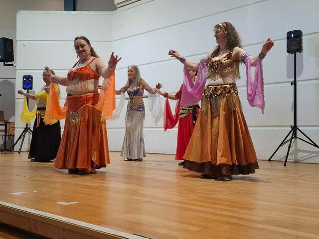 Mit Armschleiern auf der Bühne des Schulzentrums Langenhagen | Foto: Shima Mahi