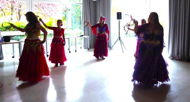 Der Tanz mit dem Tambourin machte immer wieder Spaß. | Foto: Shima Mahi