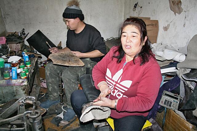 Das war eine sehr desolate Werkstatt. Da arbeitet eine arme Witwe mit ihrem Sohn.