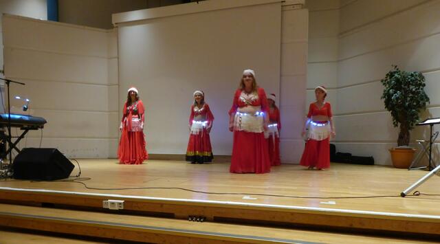 Im November 2023 als Weihnachtsfrauen auf der Bühne  | Foto: Shima Mahi