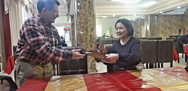 Zum Abschied: Geschenke. Und nur mit der rechten Hand übergeben!!