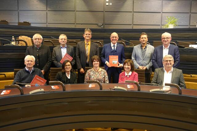 Von links, stehend: Rainer Roos, Michael Schmidberger, Prof. Dr. Klaus Peter Zeyer, Landrat Dr. Klaus Metzger, Dr. Markus Würmseher, Wolfgang Brandner
Von links sitzend: Dr. Hubert Raab, Claudia Freitag-Mair, Sabine Dauber, Regine Nägele, Michael Ritter 
 | Foto: (Bild: Georg Großhauser)
