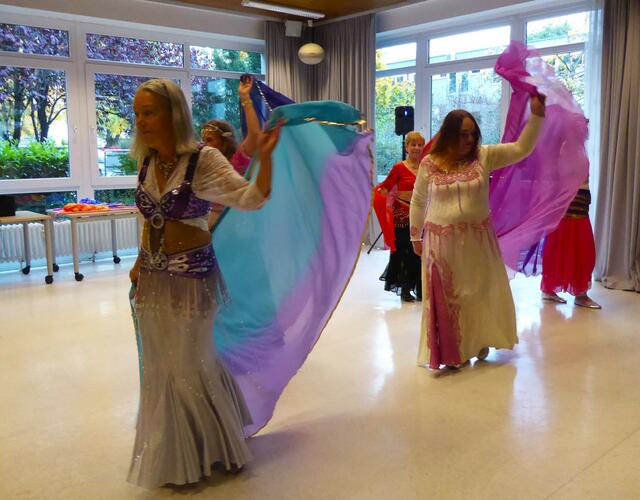 Hier sieht man Siras Auftrittskleid besonders gut. Mit den Spitzen und Stickereien ist es ein Kunstwerk. | Foto: Shima Mahi