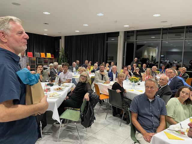 Dirigent und künstlerischer Leiter Karl-Heinz Steffens bedankt sich bei seinem Orchester und den Gastegebern. | Foto:  Gerd Horseling