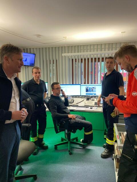 Lagebesprechung in der Einsatzzentrale