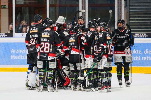 Der EHC Königsbrunn hatte nach einer langen und beschwerlichen Saison viel Grund zum Jubeln. | Foto: Dietmar Ziegler