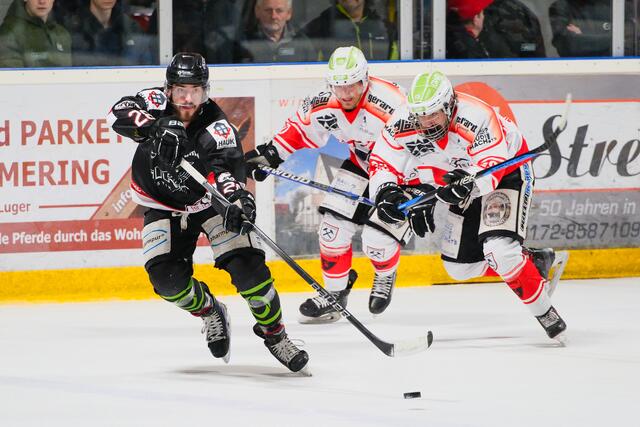 Im Finale konnte der EHC Peißenberg mit 3:0 Siegen schlagen (in schwarz Mika Reuter) | Foto: Dietmar Ziegler