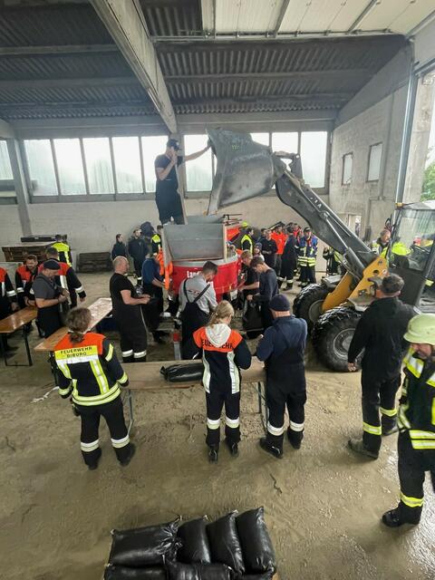 Befüllung der Sandsäcke