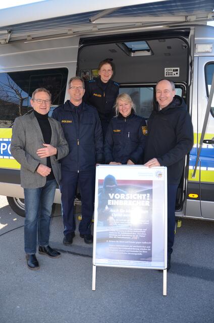 Die Mobile Wache der Polizei schaute erstmalig auf dem Wochenmarkt vorbei | Foto: Anke Maresch