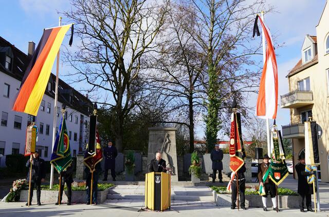 Volkstrauertag am 17. November: Auf dem Bild ist das Kriegerdenkmal in der Bürgermeister-Wohlfarth-Straße zu sehen, das baulich in das neugestaltete Zentrum eingegliedert wurde. | Foto: Anke Maresch
