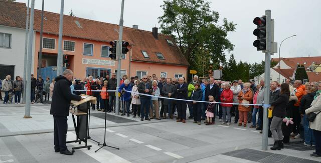 Grund zur Freude: Der neugestaltete 1. Bauabschnitt der Bürgermeister-Wohlfarth-Straße konnte wiedereröffnet werden | Foto: Anke Maresch