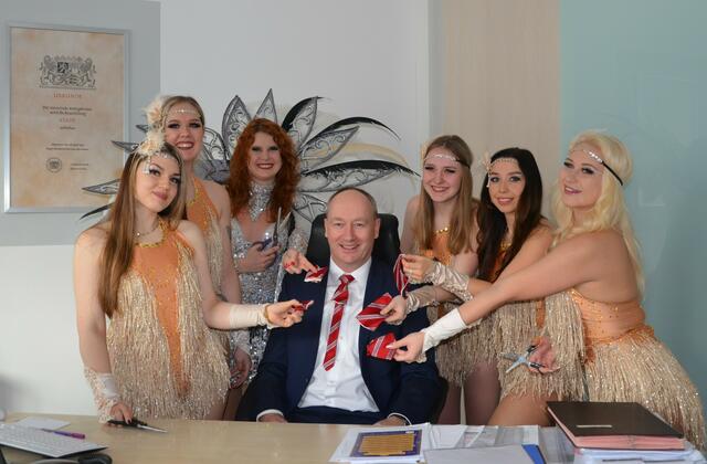 Bei der Weiberfastnacht ging es dem Bürgermeister an die Krawatte | Foto: Anke Maresch