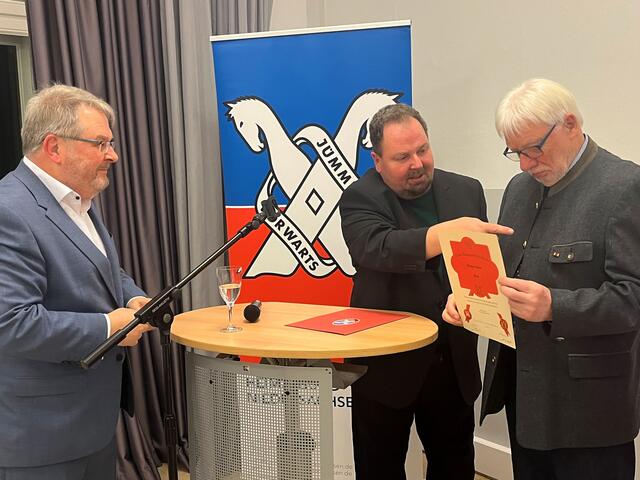 Da kommt die Ehrennadel hin: Preisverleihung