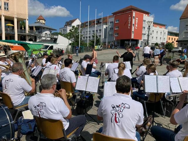 Musikalischer Wochenmarkt auf dem Gersthofer Rathausplatz | Foto: Reinhard Herreiner