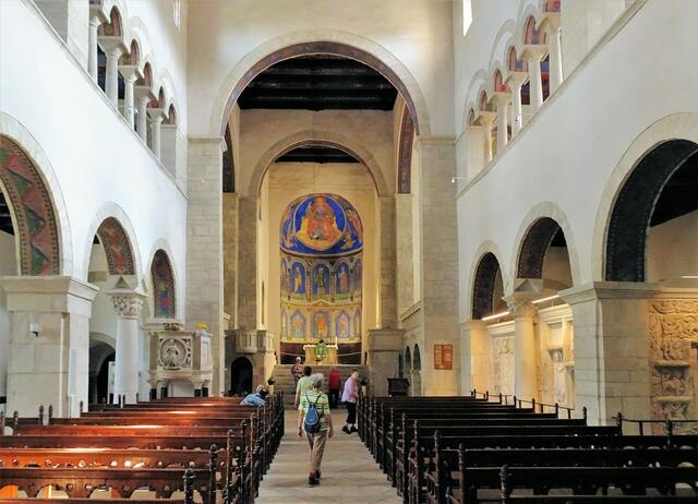 Blick in die dreischiffige Basilika St. Cyriakus 