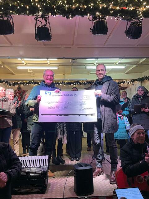 Spendenübergabe beim „Basar der Vereine“: 1.850 Euro für die Stiftung „Hilfe in Not Gersthofen“ | Foto: Sarah Pallini