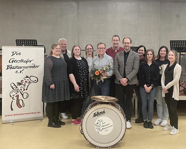 Alte und neue Vorstandschaft zusammen, von links nach rechts: Anke Hock, Heinz Ludwik, Julia Bürk, Nicole Schwab, Josef Schiele, Thomas Leopold, Josef Schmid, Michaela Einmüller, Sarah Pallini, Silvia Sahr, Johanna Reisacher | Foto: Karl-Heinz Herget
