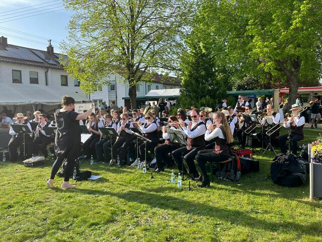 Maibaumfeier in der Stiftersiedlung | Foto: Blasharmoniker
