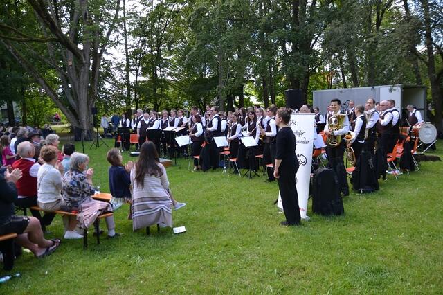 Serenade im Nogent-Park | Foto: Peter Metzger