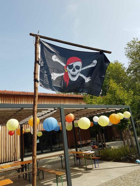 Die Piraten der Zusam auf dem Gelände der Rücklenmühle | Foto: Blasharmoniker