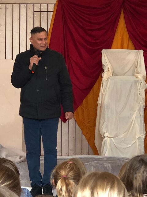 Foto: Pfarrer Norman D´Souza begrüßte und freute sich über die große Schar der Teilnehmenden.