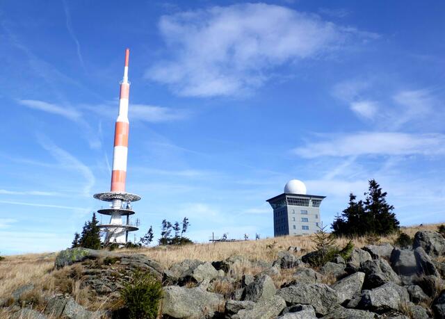 Vorbei an den Felsgruppen von Teufelskanzel und Hexenaltar erreicht die Bahn den Gipfel.