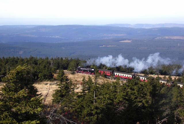 Um an Höhe zu gewinnen, windet sich die Bahnstrecke in einer Spirale um das kahle Haupt.