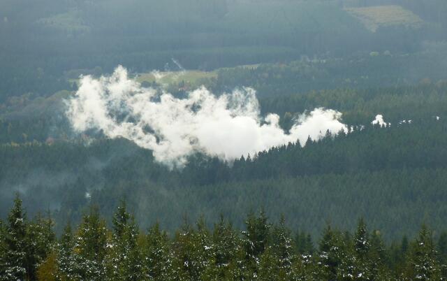 Von hoch oben verrät sich der Streckenverlauf der Bahn durch dichte Dampfschwaden.