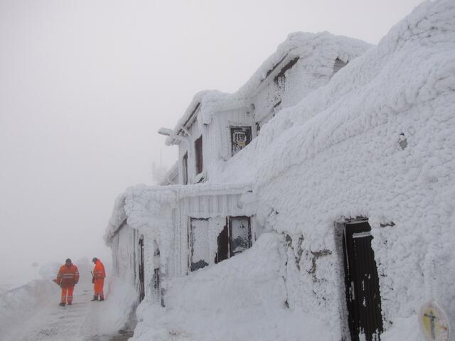 Endstation Bahnhof Brocken. Wer nicht gleich mit der nächsten Bahn wieder runterfahren möchte, sollte entsprechende Kleidung anhaben. Aber gerade diese Wetterstimmungen sind besonders reizvoll.