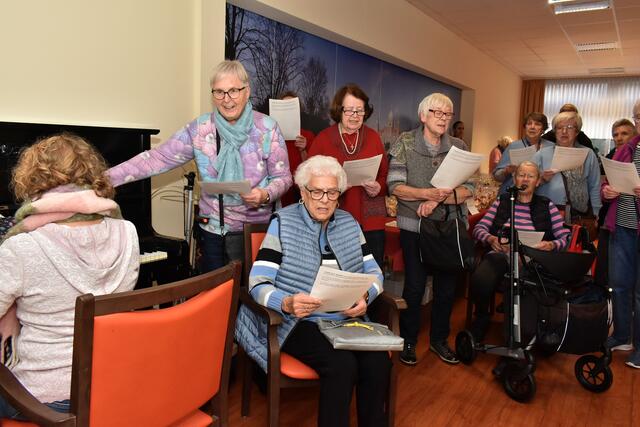 Der Adventsbasar startete musikalisch mit dem Ansgarchor.