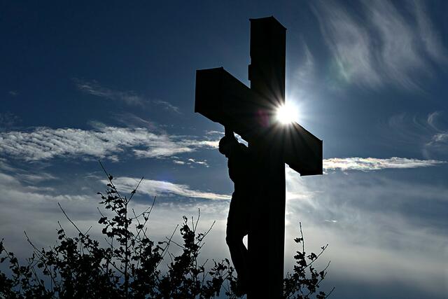 Das Wegkreuz am östlichen Hang