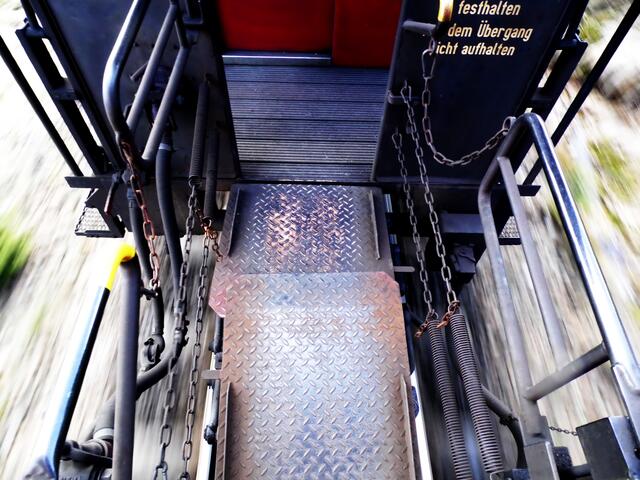 Der luftige Übergang zwischen den Waggons. Bei dem Bummeltempo kann man während der Fahrt auch im Freien auf der Bühne stehen.