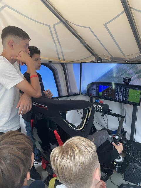 Die Forscherklasse zu Besuch im DLR School Lab der Universität Augsburg. | Foto: Justus-von-Liebig-Gymnasium