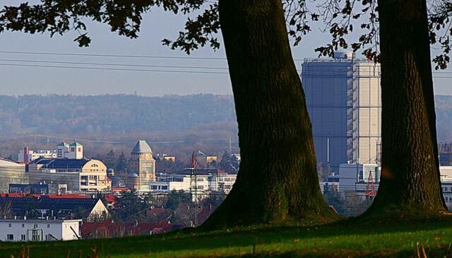 Die Kirche St. Martin in Oberhausen, das Alte Gaswerk und der Gaskessel