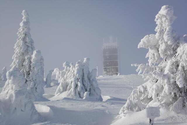 In der Wetterwarte werden nicht selten extreme Bedingungen gemessen: Orkanböen, Minustemperaturen und Schneehöhen. Selbst habe ich dort oben gefühlte Temperaturen von über minus 30 Grad erlebt. 