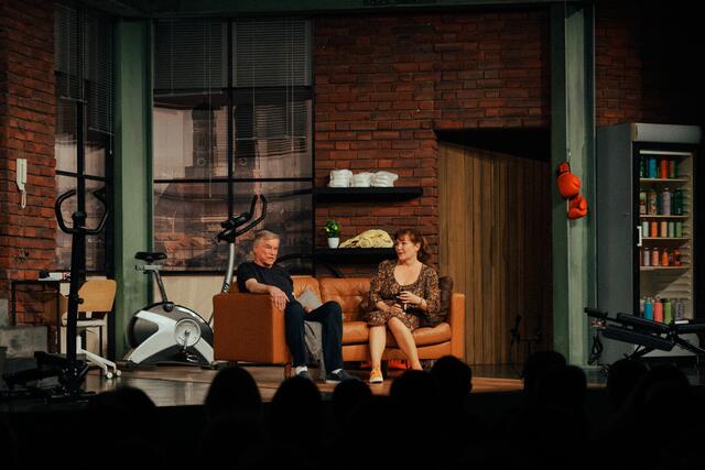 Weiße Turnschuhe mit Jochen Busse. | Foto: Stadt Neusäß