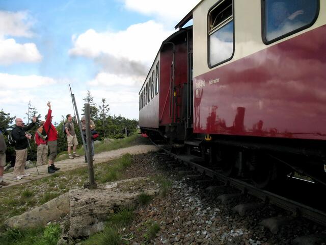 Am Kolonnenweg, der von Harzburg und Ilsenburg heraufkommt, lassen Wanderer die Bahn durch. Auf diesem patroullierten früher die Militärfahrzeuge der Volksarmee. 