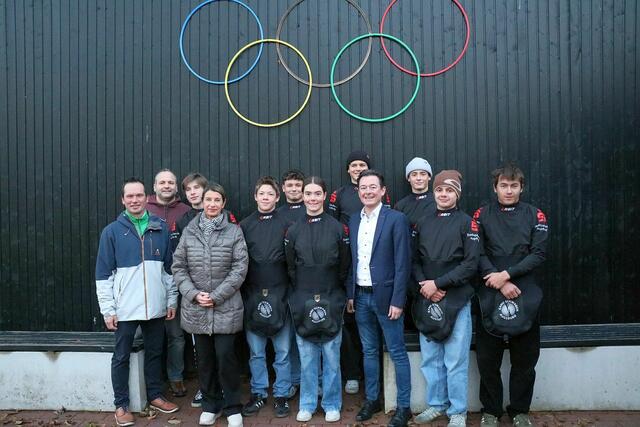 Rechts Trainer und Olympiasieger Thomas Schmidt, zweite von rechts Nicole Gergen /Stadtsparkasse Augsburg,
dritter von links Marcus Hupfauer / Stadtsparkasse Augsburg sowie die Nachwuchskanuten der Kanu Schwaben "unter den olympischen Ringen" am Bootshaus der Kanu Schwaben  | Foto: Marianne Stenglein