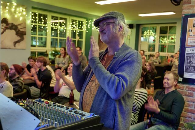 Kulturreferent der Stadt Wertingen und Mitorganisator Frieder Brändle am Mischpult.  | Foto: Gregor Eisele/kaloo images
