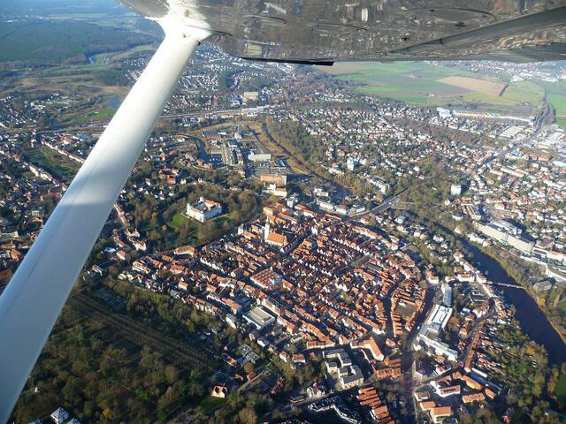 Etwa Bildmitte: Celler Schloss.
